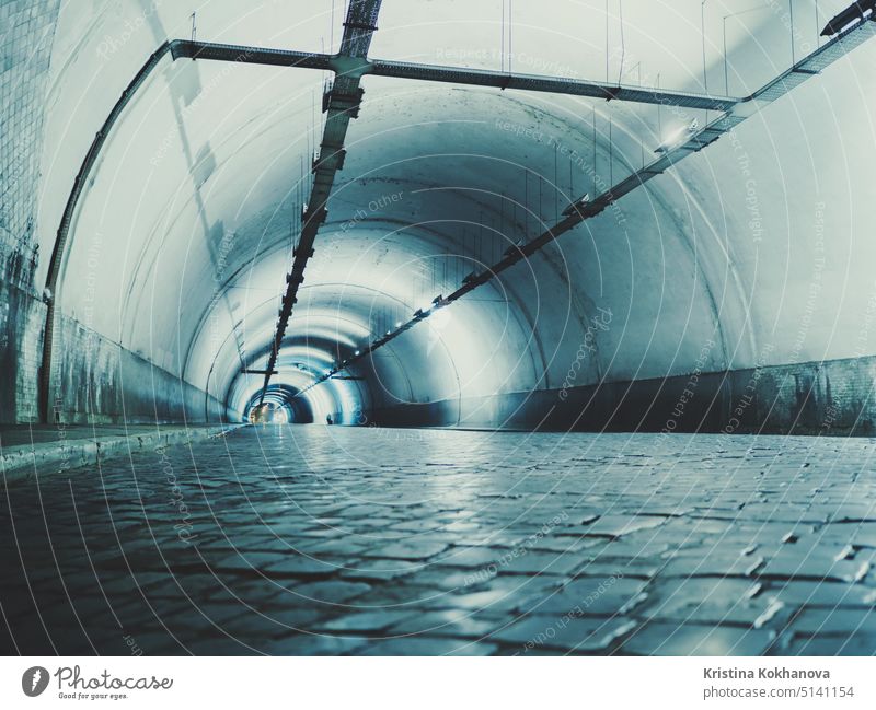Autobahntunnel. Innenraum des städtischen Tunnels ohne Verkehr in der Nacht mit blauen Lichtern. Rom, Italien Stollen Straße urban Hintergrund schnell Linie