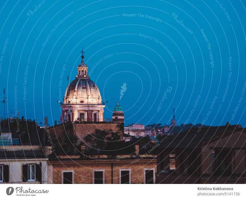 Schöne Nacht Luftaufnahme der Piazza Spagna - Rom, Italien. Kuppel der Kathedrale auf blauem Himmel Hintergrund Architektur Großstadt Dom Europa reisen