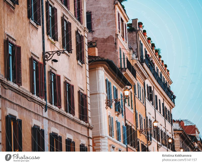 Schöne Fassade eines Mehrfamilienhauses in Rom, Italien. Fenster mit Fensterläden. Wand heimwärts Tourismus Architektur Haus Gebäude Großstadt Außenseite alt