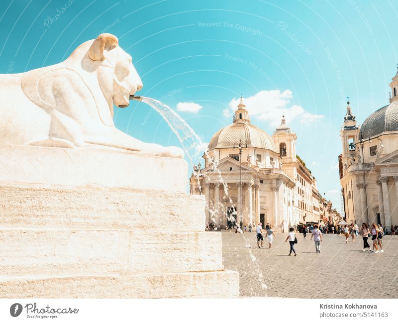Rom, Italien, 7. Juli 2018. Die Piazza Del Popolo ist ein beliebtes Ziel in Rom. Der Löwenbrunnen in Nahaufnahme. Wahrzeichen antik Architektur Kirche Großstadt