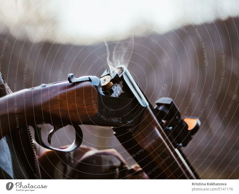Shotgun Patronen und Schuss auf schwarzem Hintergrund. Geladen mit Kugeln Jäger Gewehr. 12 Aktivität zielen Munition Lauf Gewehrkugel Gefahr Gerät Feuer