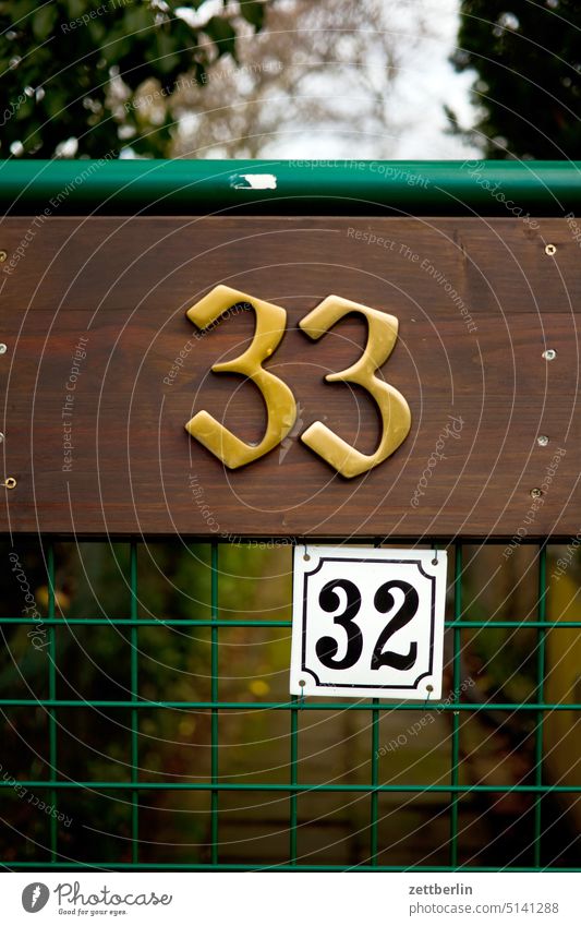 33 oder 32 zahl ziffer nummer hausnummer adresse tür tor eingang zugang garten kleingarten schrebergarten gartentor gartentür