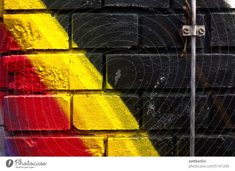 Belgien abstrakt aussage begriff botschaft farbe gesprayt grafitti grafitto illustration kunst mauer message nachricht parole pflastermalerei politik