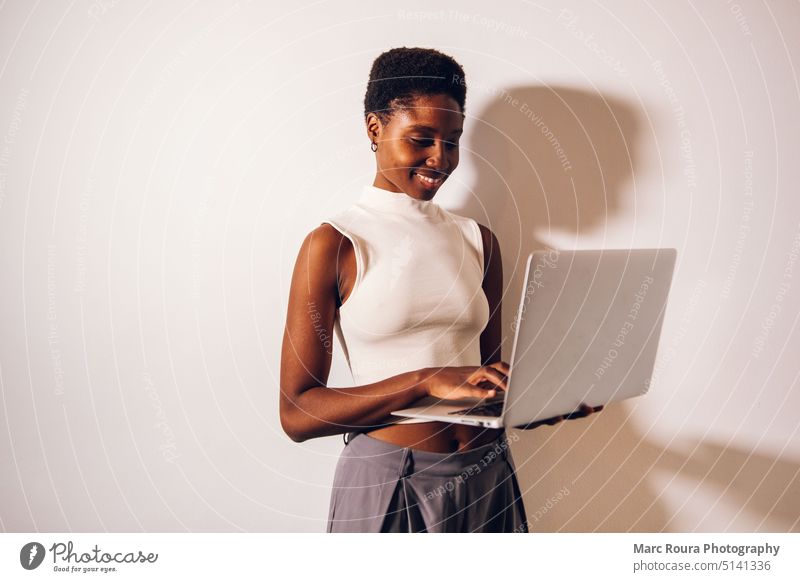 schwarze Frau, die einen Laptop benutzt Erwachsener afrikanische Frau attraktiv Hintergrund schön Business Geschäftsmann Geschäftsfrau heiter Computer