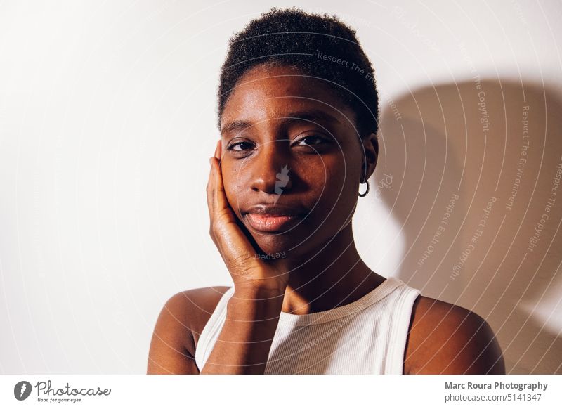 Portrait einer schwarzen Frau, die sein Gesicht zeigt Erwachsenenwäsche Anti-Alter Anti-Aging attraktiv Hintergrund schön Schönheit Schönheitsprozedur