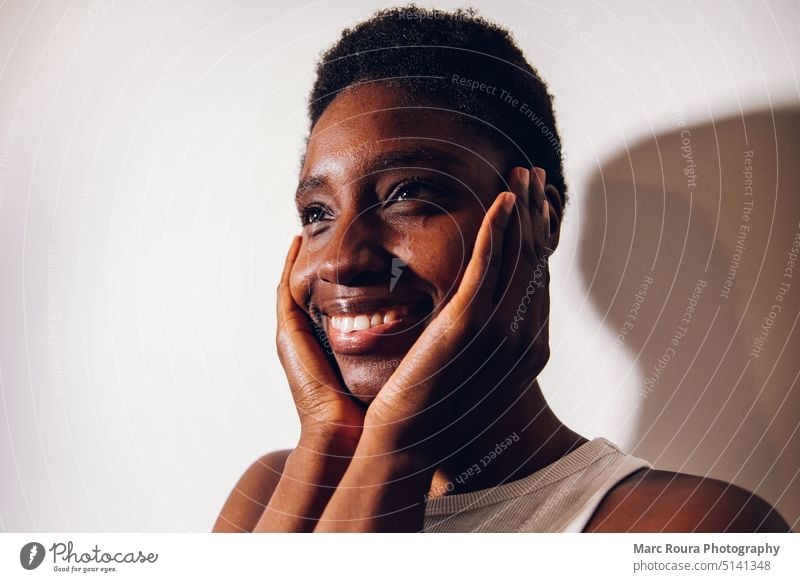 Portrait einer schwarzen Frau, die sein Gesicht zeigt Erwachsenenwäsche Anti-Alter Anti-Aging attraktiv Hintergrund schön Schönheit Schönheitsprozedur