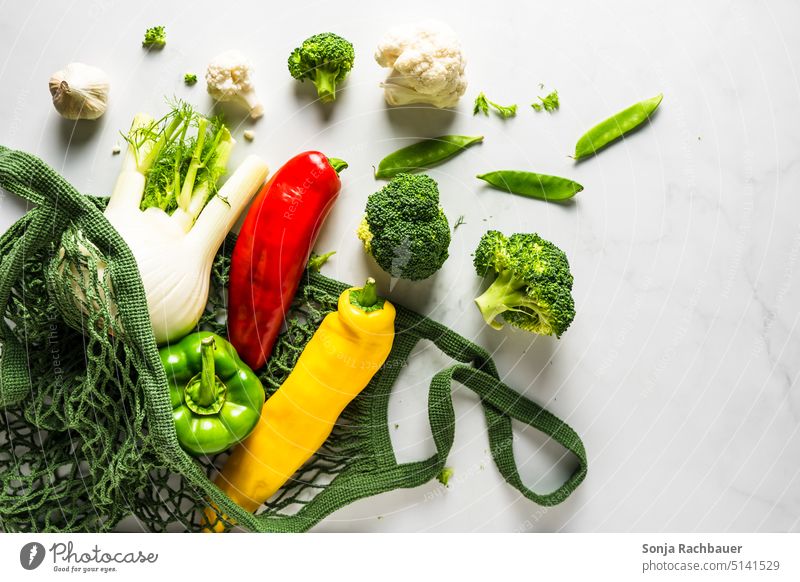 Frisches Gemüse in einem Einkaufsnetz auf einem grauen Tisch. Ansicht von oben. roh frisch Diät Vegetarische Ernährung Gesundheit Wiederverwendbar plastikfrei