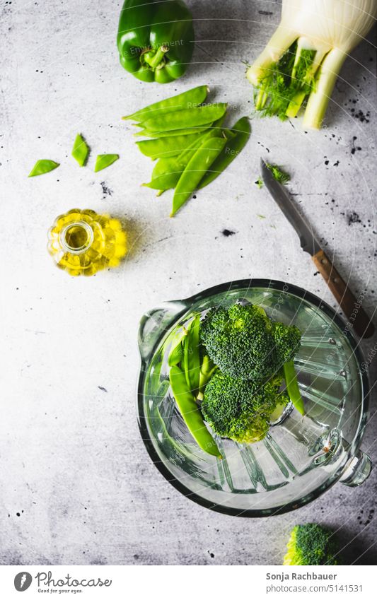 Grünes Gemüse in einem Mixer. Ansicht von oben. grün roh frisch organisch Gesundheit natürlich Vegetarische Ernährung Diät Suppe Zutaten Lebensmittel Tisch