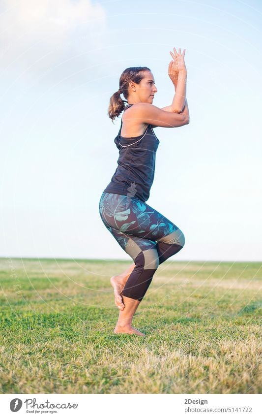 Eine junge Frau macht Yoga-Übungen im Freien Erwachsener Gleichgewicht Barfuß schöne Menschen Freizeitkleidung kaukasische Ethnizität Konzepte trainiert. Frauen