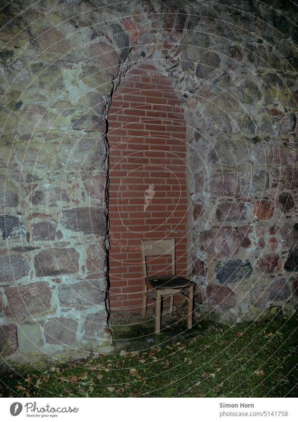 Stuhl in Ruine einer Kirche gemauert historisch Mauer Durchbruch alt warten leer Leerstand Verfall Auflösung Vergänglichkeit Kirchenraum zugemauert