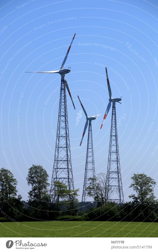 drei Windräder mit Gittermasten Windpark Sonnenschein Windkraft Windenergie Umwelt Rotor Rotorblätter Windrad Stahlträger erneuerbare Energie Stahlmasten