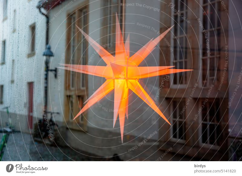 dreidimensionaler , orange leuchtender Stern in einem sich spiegelnden Schaufenster Weihnachtsstern Dekoration & Verzierung Spiegelung urban Stadt Licht