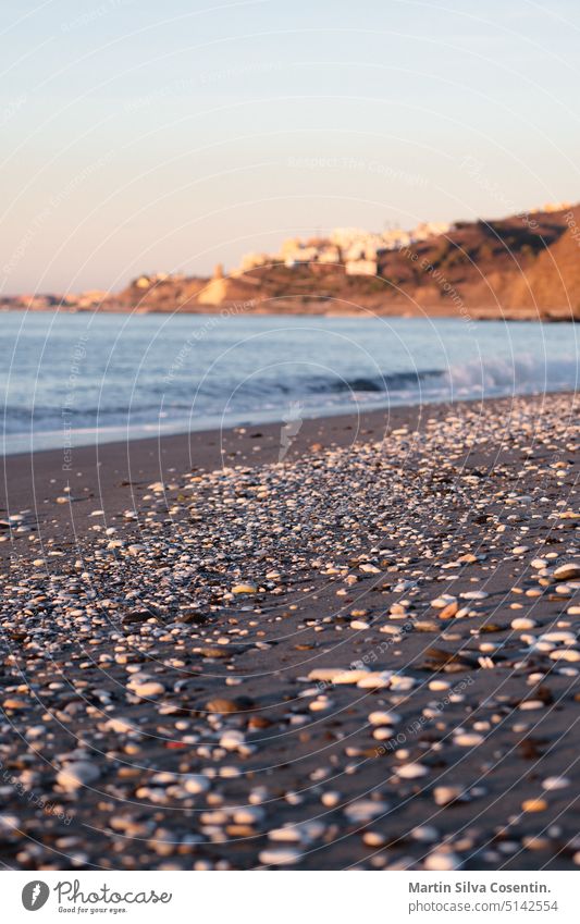 Sonnenaufgang in Nerja in Malaga in Spanien im Herbst 2022. Andalusien Andalusia Hintergrund Balkon Strand schön blau Klippe Küste Küstenstreifen Küstenlinie