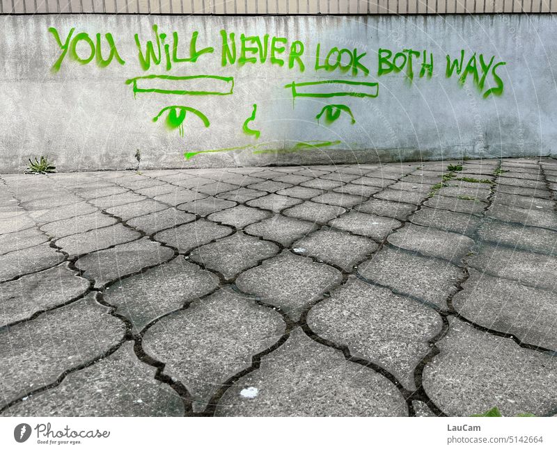 Den Überblick behalten schauen Blick blicken überblicken Graffiti Satz Worte Buchstaben Richtung Richtungen achtsam Achtsamkeit auf der Hut Text Mauer