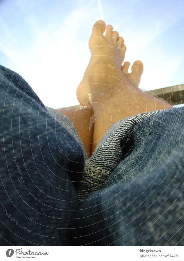 Relaxen Füße hoch Erholung Ferien & Urlaub & Reisen ruhig hochkrempeln Männerbein Sonne Fuß Jeanshose Himmel blau Haare & Frisuren