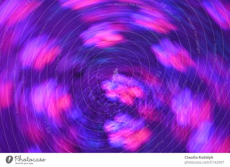 ICM Aufnahme mit kreisförmig verwischten blau-violetten Lichtern in Blumenform ICM-Technik verschwommen Bewegungsunschärfe abstrakte Fotografie wirbel wirbeln