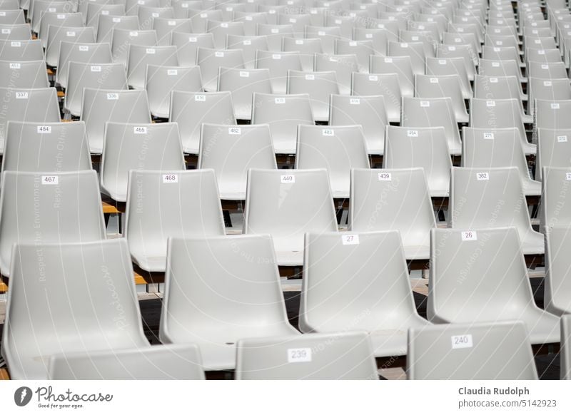 Diagonaler Blick auf leere weiße Sitze in einem Stadion leere Sitzreihen Stadionplätze sitzreihen leere Plätze Ordnung Struktur Strukturen & Formen Geometrie