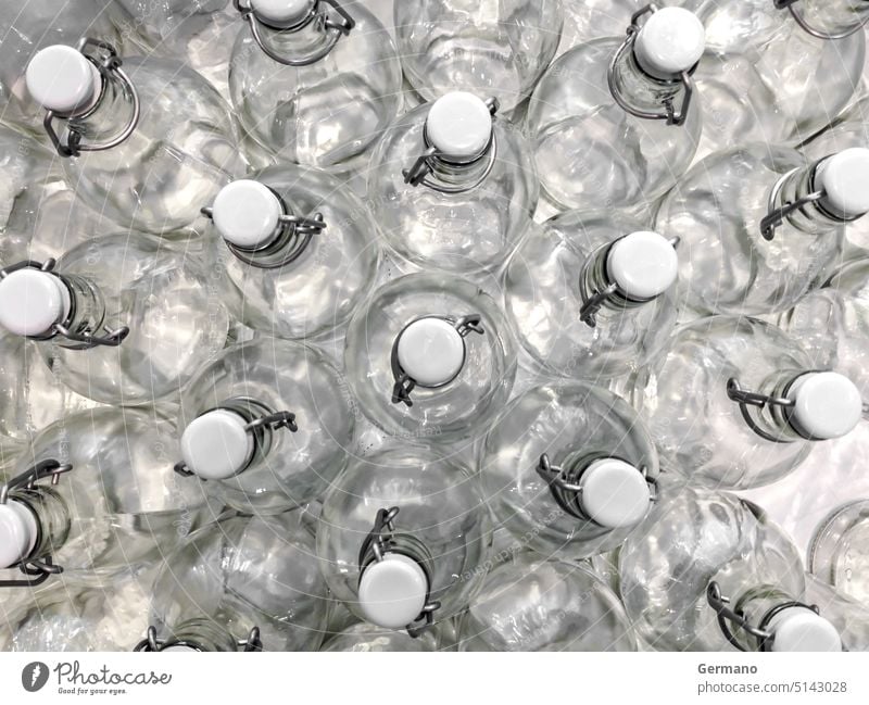 Transparente Flaschen von oben gesehen Hintergrund hell Sauberkeit zugeklappt Nahaufnahme Farbe Container cool Getränke leer frisch Frische Glas neu Objekt