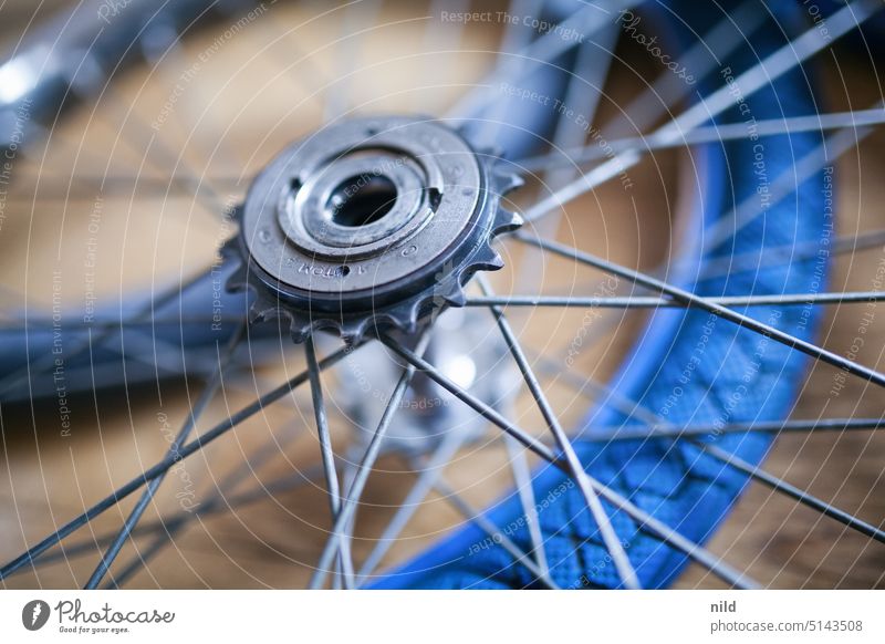 Oldschool BMX wird restauriert, Detail von Hinterrad und Ritzel hinterrad Nabe ritzel Laufrad Speichen Fahrrad Radsport Vintage 80er singlespeed Restauration