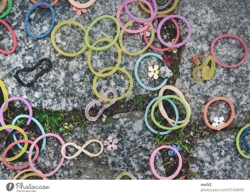 Straßenbelag Geschenkband Ring Gummi Haarband viele durcheinander achtlos verloren verrückt klein Zusammensein liegen Missgeschick Farbfoto weggeworfen