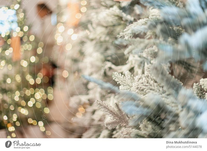 weiß faux Weihnachtsbaum mit Licht Bokeh im Laden oder Geschäft oder festlichen Markt dekoriert. Leere minimale grünen Tannenbaum Hintergrund abstrakt gealtert
