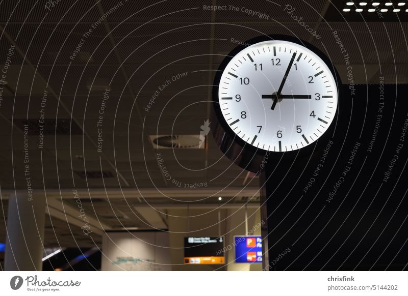 Große Uhr mit Zeigern in öffentlichem Gebäude Uhrzeit Bahnhof Flughafen Airport Pünktlichkeit Zeitpunkt Zifferblatt Zeitplanung Ziffern & Zahlen Vergänglichkeit
