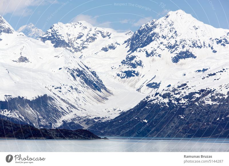 Glacier Bay National Park Verschneite Berge mit einem kleinen Gletscher Ansicht malerisch Natur Norden kalt Bucht Wasser Ufer Küste Küstenlinie Berge u. Gebirge
