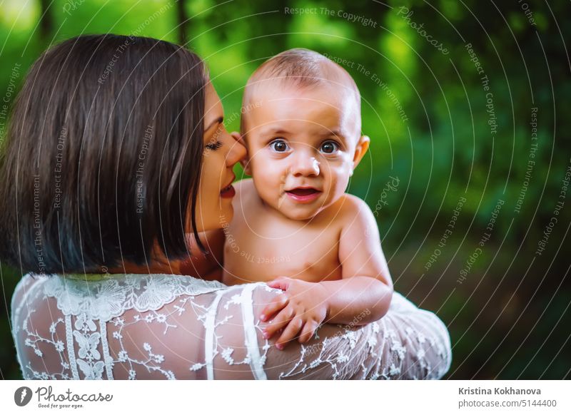 Mutter und ihr Sohn auf Sommerspaziergang im Wald. Kleines Baby lächelt und genießt. Erwachsener Herbst Hintergrund Junge Kaukasier heiter Kind niedlich Emotion