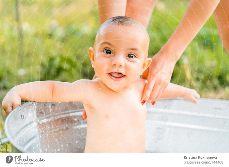 Niedliche kleine lächelnde Baby Junge Porträt in Milch Bad. Gesunder Lebensstil. Kind im Sommer Garten, Natur Konzept. Sonnenblumen melken Sauberkeit Badewanne