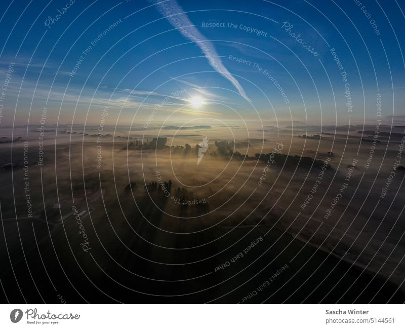 Drohnenaufnahme eines Sonnenaufgangs über nebeliger Voralpenlandschaft drohnenfoto Landschaft oberbayern Himmel Nebel Schatten Bäume Natur Berge Hügel wolkenlos