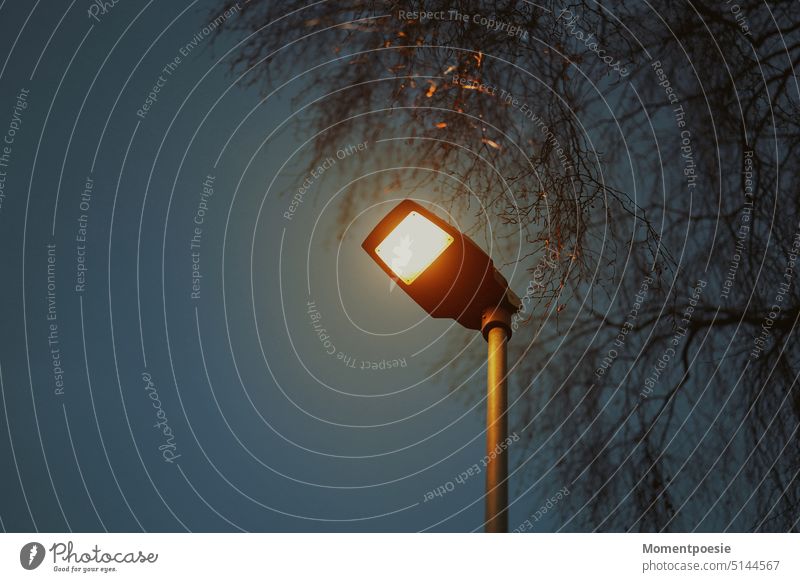 Wo? Licht Laterne Straßenbeleuchtung dunkel Stadt Laternenpfahl Beleuchtung Nacht Außenaufnahme Lampe Abend Himmel Einsamkeit Menschenleer Elektrizität