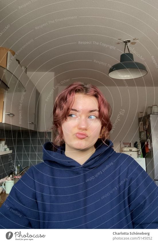 Küchen-Selfie Pullover rote Haare Mensch blau Haare & Frisuren Frau Farbfoto Innenaufnahme Gesicht feminin lustig Junge Frau Blick Raum natürlich Kopf