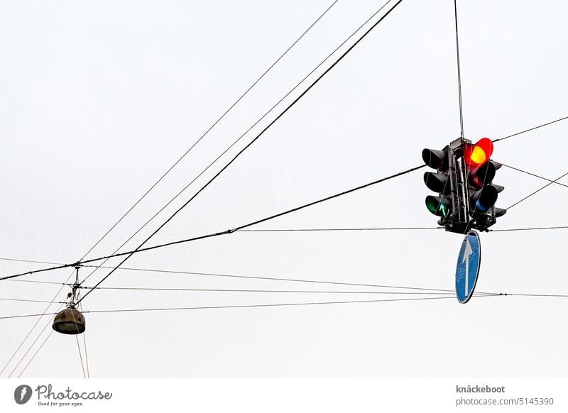 flying traffic light Ampel Verkehr rot Verkehrszeichen Straßenverkehr Außenaufnahme Straßenkreuzung Verkehrswege Stadt warten Licht Signal Zeichen Kopenhagen