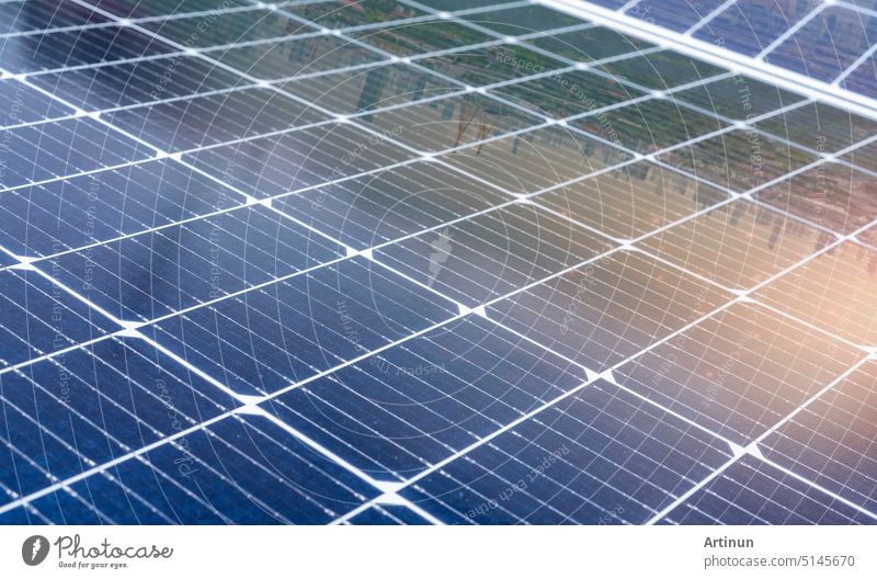 Selektiver Fokus auf Sonnenkollektoren oder Photovoltaikmodule. Solarenergie für grüne Energie. Nachhaltige Ressourcen. Solarzellenpaneele nutzen das Sonnenlicht als Quelle für die Stromerzeugung. Fotovoltaik oder PV.
