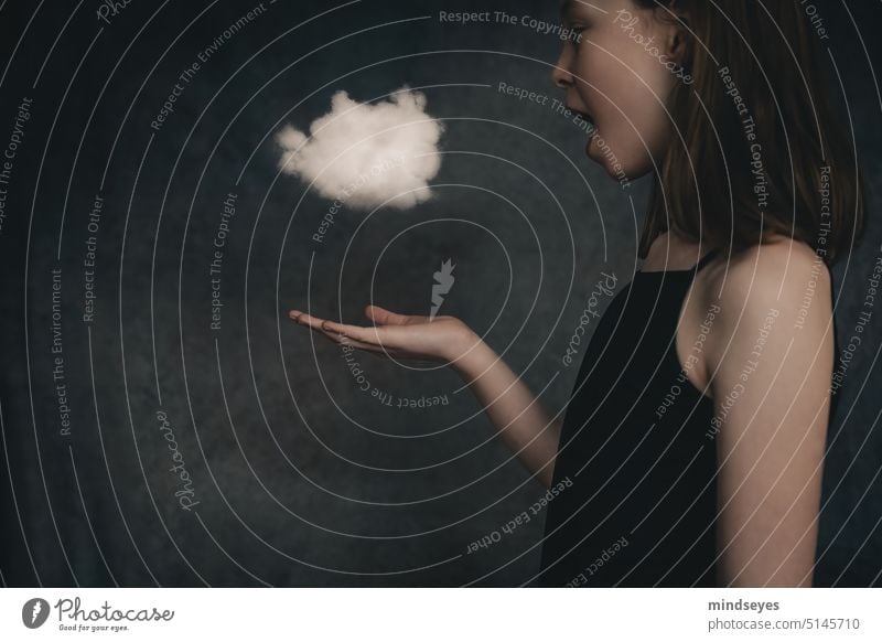 Spiel mit der Wolke Verwunderung Verwirrung Kindheit spielen Art kreativ bewundern. dunkel Cloud magie surreal Trauma