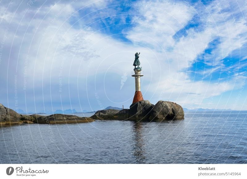 'Fischersfrau' - Svolvaer Norwegen - Ansicht zum Meer Statue Statue aus Bronze zum Meer hin Wahrzeichen Lofoten Reisen Urlaub Ferien & Urlaub & Reisen