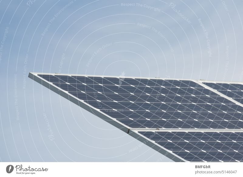 Ein Teil einer Solarzelle vor wolkenverhangenem Himmel Erneuerbare Energie Energiegewinnung Photovoltaikanlage Klimawandel Energiewirtschaft Energiewende