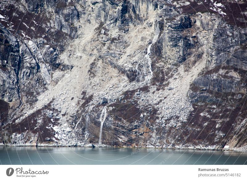 Glacier Bay National Park Steilküste mit Wasserfall Ansicht malerisch abstrakt Hintergrund Natur Bucht Ufer Küste Küstenlinie Felsen Stein im Freien reisen