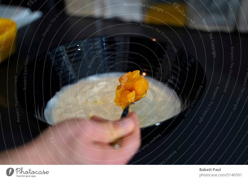Mandarinen mit einem Löffel unter die Quark-Joghurt-Masse heben Mischung Schalen & Schüsseln Hüttenkäse Lebensmittel süß fruchtig cremig untertauchen Hand