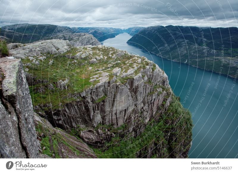 Blick auf einen Felsen und einen  Fjord in Norwegen. Berge u. Gebirge Wasser Wolken Skandinavien Ferien & Urlaub & Reisen Landschaft Natur Farbfoto Reiseziel