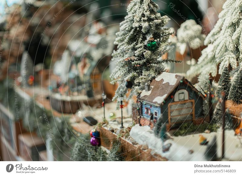 Vintage Miniatur Haus mit verschneiten Tannenbaum Dekorationen für Innen. Weihnachtsmarkt Verkauf von Home Decor. abstrakt Kunst Hintergrund schön Borte hell