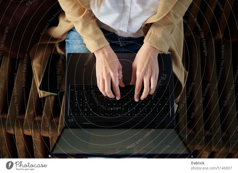 Frau sitzt auf einer Bank und tippt auf einer Laptop-Tastatur Tippen Arbeit online Blogger freiberuflich Büro Keyboard arbeiten beschäftigt Stil Business Herbst