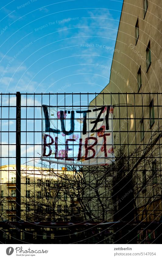 Lützi bleibt lützenrath lützi protest poster plakat transparent kritik aussage botschaft buchstabe farbe gesprayt grafitti grafitto typografie kunst lützerath