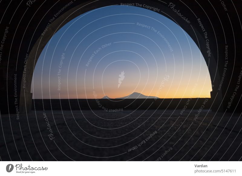 Der Berg Ararat bei Sonnenuntergang Bogen Armenien Armenier hell charenc . Wolken wolkig farbenfroh Konzept Morgendämmerung halbdunkel dramatisch Abenddämmerung