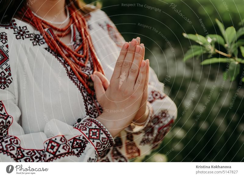 Beten Sie für die Ukraine, stehen Sie mit. Ukrainische Frau in traditioneller Stickerei vyshyvanka Kleid hält die Hände im Gebet Geste - anjali Mudra. Kaukasier