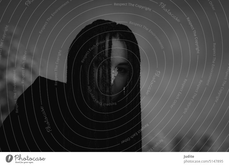 Frauensilhouette bei Nacht in der Dunkelheit. Frau mit vielen Zöpfen abstrakt asiatisch attraktiv Hintergrund schön schwarz offen Konzept gruselig dunkel tot