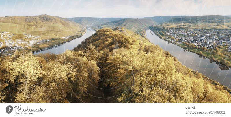 Moselschleife bei Pünderich Fluss Weinberg Natur Moselgebiet Landschaft Außenaufnahme Rheinland-Pfalz Moseltal Idylle Mosel (Weinbaugebiet) Tourismus Flussufer