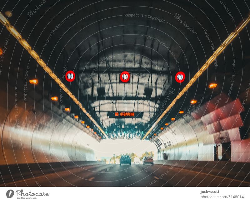 NO STOPPING im Tunnel Architektur verwackelt Straße Pacific Highway New South Wales Australien Infrastruktur Tunnelblick Verkehrswege Auto fahren