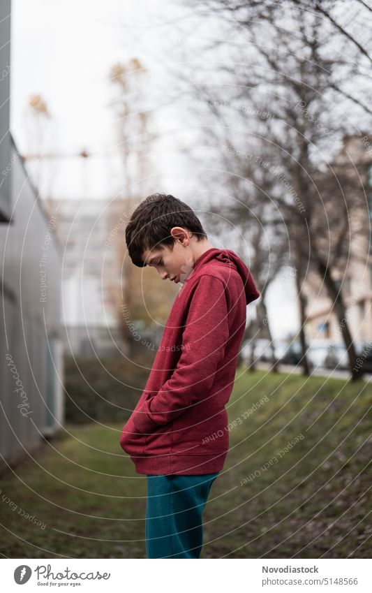 Porträt eines 9-jährigen Jungen mit traurigem Blick kleiner Junge Traurigkeit deprimiert Depression Kindheitstrauma allein verärgert Profil unglücklich