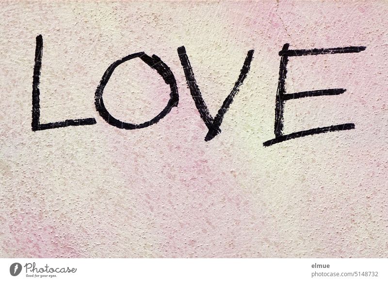 farbreduziert I LOVE steht in schwarzen Druckbuchstaben an einer zartrosa Wand / Frühlingsgefühle love Liebe Liebesbekundung Graffiti Hauswand Zusammensein